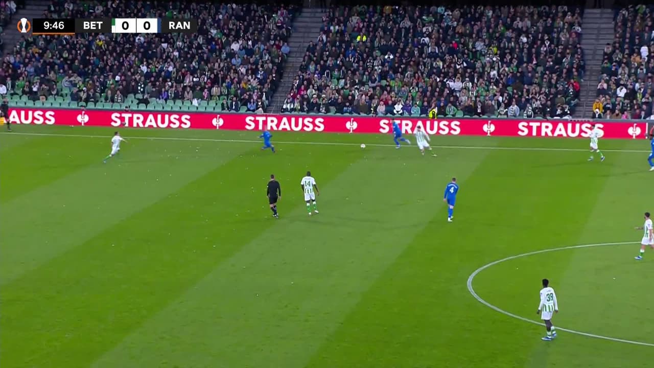 ¡Gol del Rangers! Sima pone el 0-1 sobre el Betis de Guardado