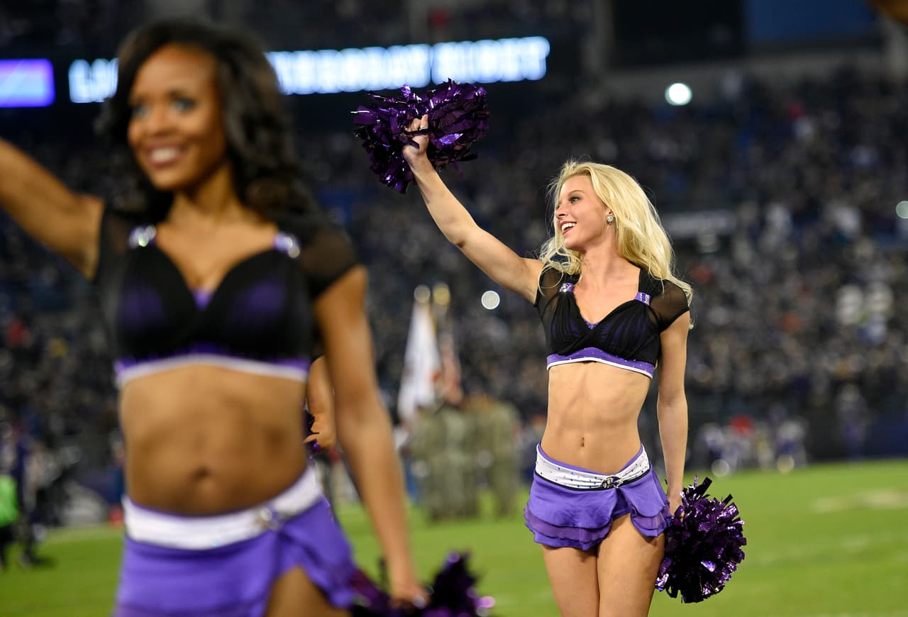 Las porristas reciben saludos de los fans.