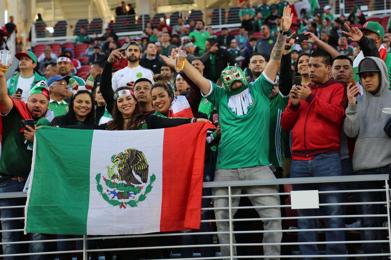 Seguimiento gráfico de los trabajos en cancha de los jugadores, las características del escenario y hasta la alegría de los asistentes en el Levi's Stadium en el partido de México contra Islandia.