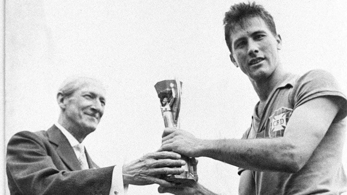 Hilderaldo Luiz Bellini - Fue el capitán de la Canarinha en su primera Copa del Mundo, conseguida en Suecia 1958. El primero en darse gusto de levantar el trofeo más soñado del fúbol.