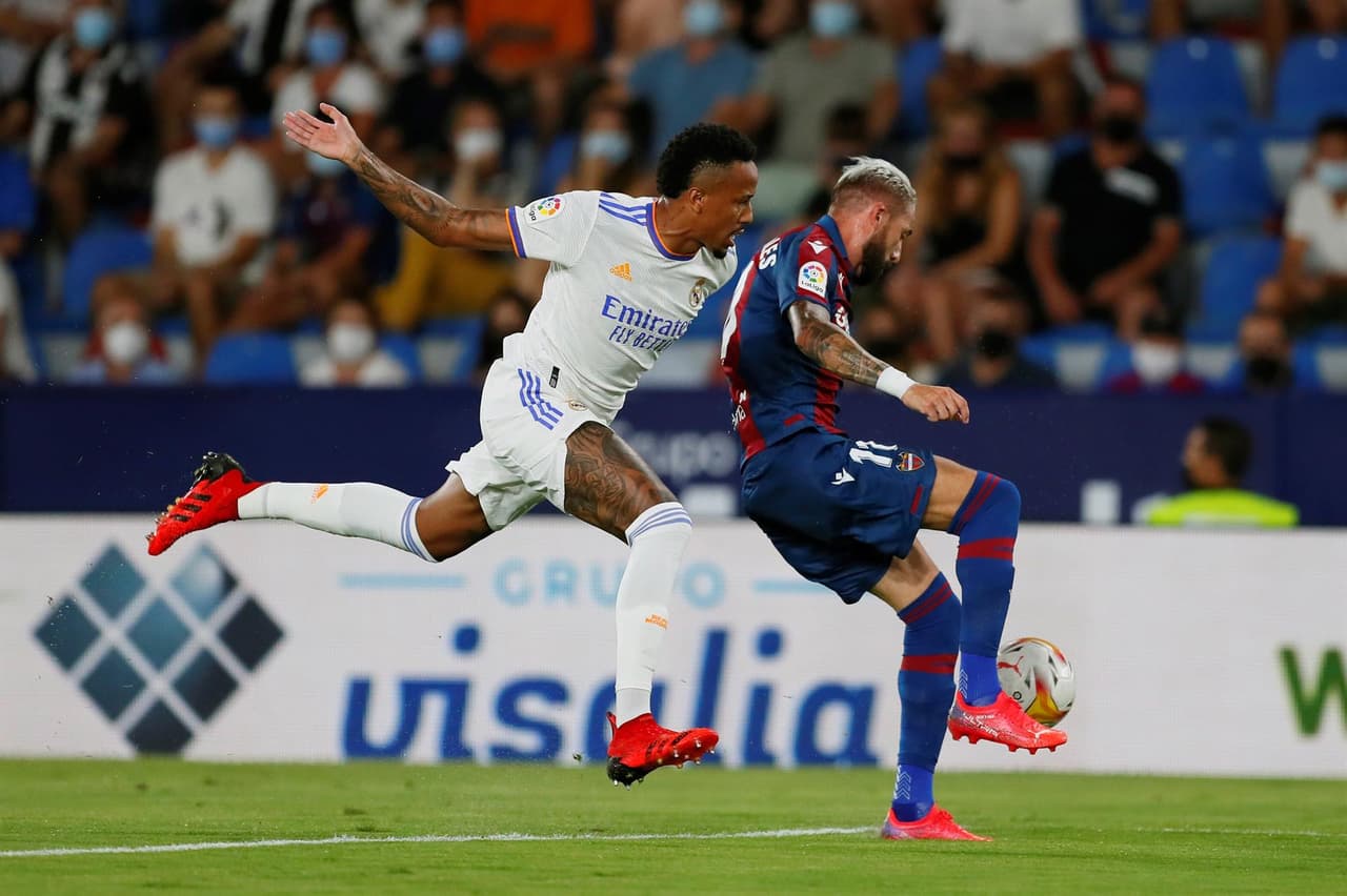 El Real Madrid logra empatar el encuentro 3-3 tras ir perdiendo ante el Levante, durante la segunda Jornada de LaLiga. Roger Marti, José Gomez Campaña y Roberto Suarez Pie fueron autores de los goles de la escuadra de los 'granotes', sin embargo, Bale y el doblete de Vinicius Jr. igualaron marcador y salvaron un punto.