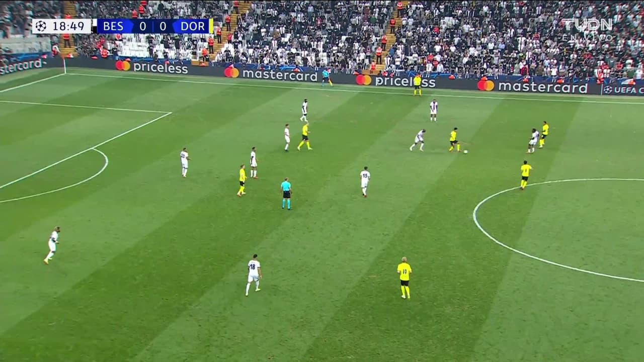 ¡GOL!  anota para Borussia Dortmund. Jude Bellingham