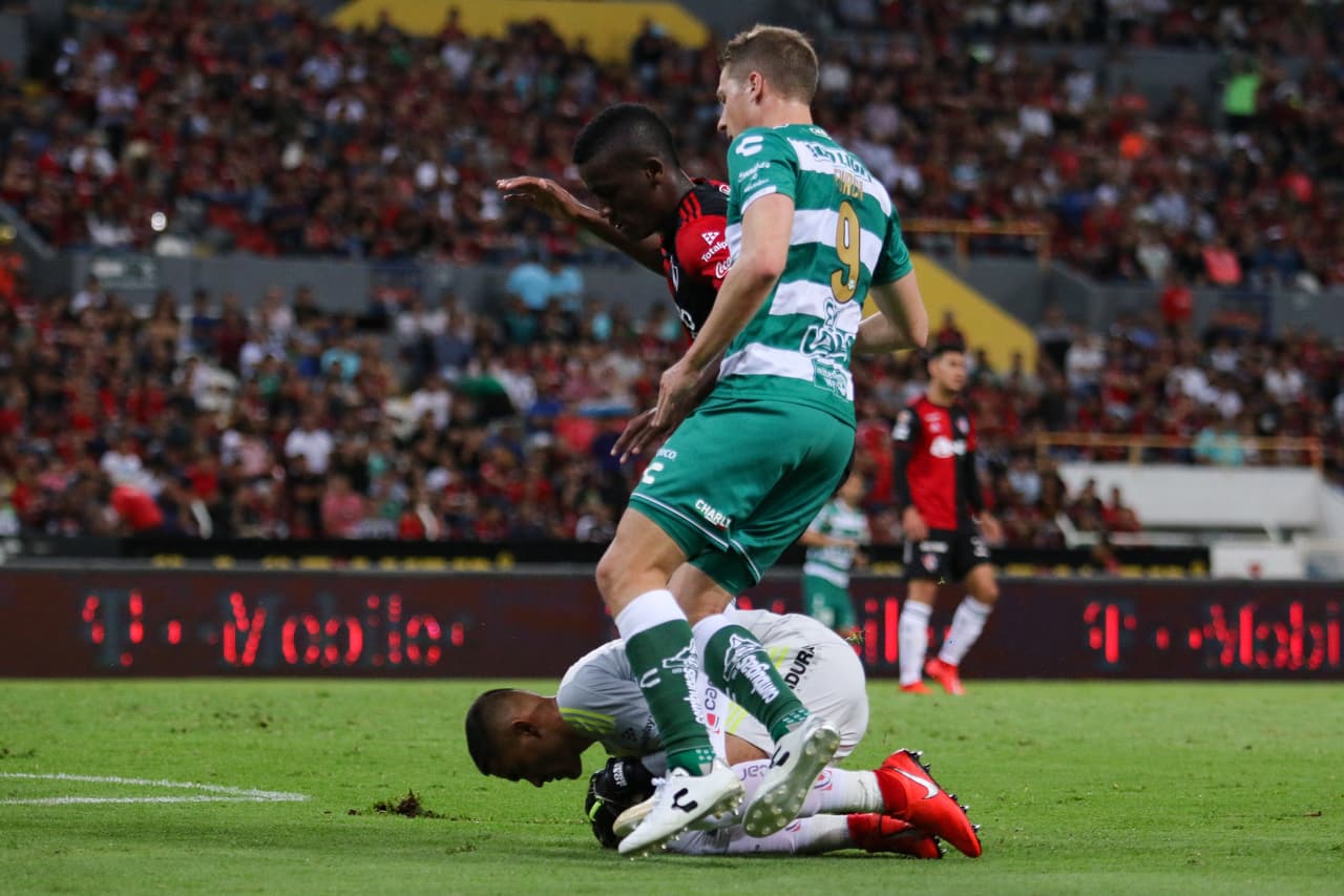 Los errores de los delanteros, entre ellos el argentino Julio Furch (centro), le costaron caro a Santos Laguna en el marcador final.