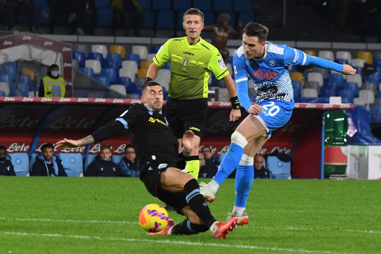Con doblete de Mertens y goles de Zielinski y Ruiz Peña, el Napoli golea a la Lazio 4-0 durante la jornada 14 en la Serie A. Se le rindió homenaje a Diego Armando Maradona previo al encuentro y el mexicano Hirving Lozano jugó 65 minutos, pues salió por pisotón en la pierna.