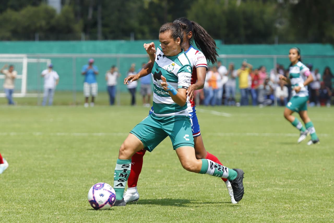 Con hat-trick de Estela Gómez, las de Torreón vencieron a las Chivas en Guadalajara 2-3; Dania Pérez y María Guadalupe Velázquez descontaron por las locales.