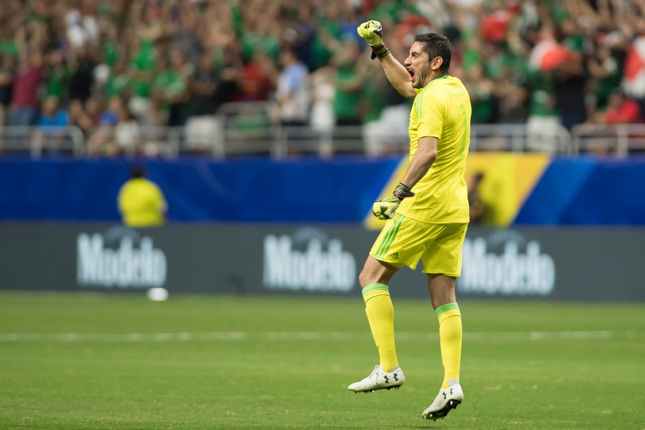 José Corona, responsable del cero en el arco del
<i>Tri, </i>también festejaba el tanto de Ángel.