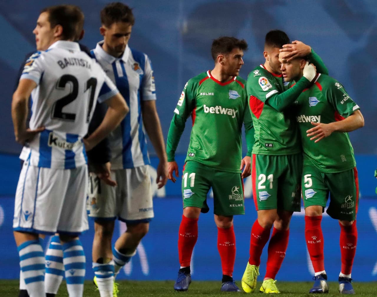 Con la intención de salir de los puestos de la quema del descenso, la Real Sociedad recibió al Deportivo Alavés en Anoeta pero el modesto rival vasco sigue con su temporada de ensueño al ganar 1-0.