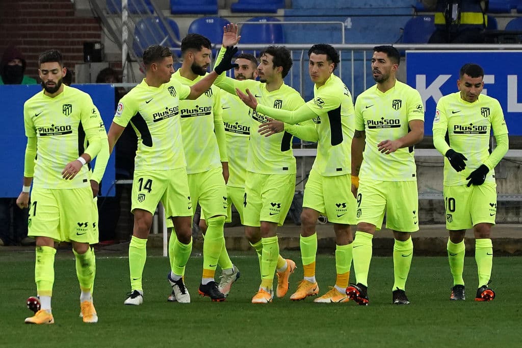 Atletico de Madrid vence al Alavés 2-1 con goles de Llorente y Suárez. Los colchoneros se colocan como líderes de la tabla de LaLiga con menos partidos jugados que el Real Madrid.