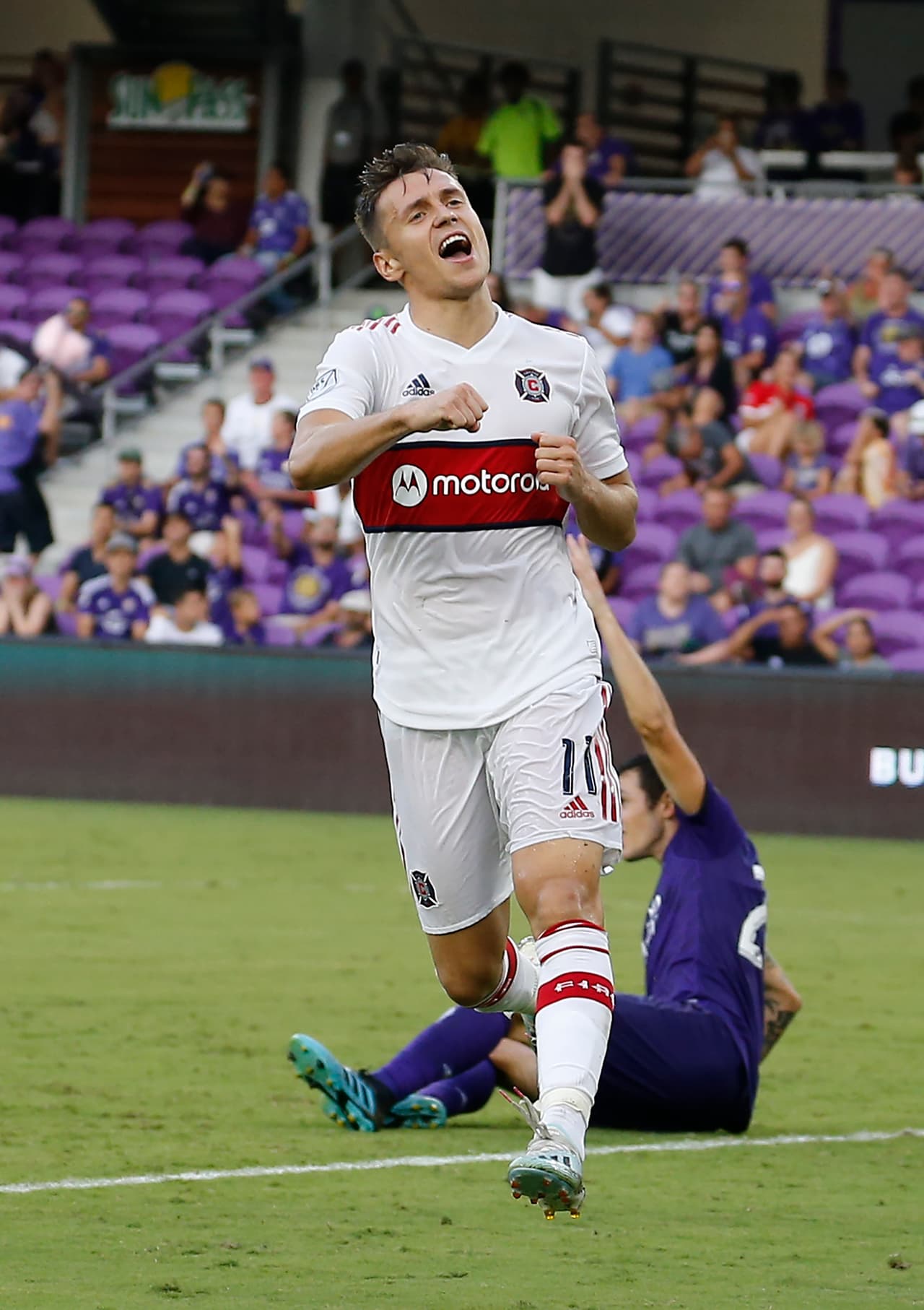 Orlando City y Chicago Fire no clasificaron a la postemporada, pero se despidieron de 2019 con un partido lleno de goles que finalizó con una victoria por 5-2 para el conjunto de la ciudad del viento. El internacional polaco 
<br>Przemyslaw Frankowski anotó dos tantos en la tarde del domingo.