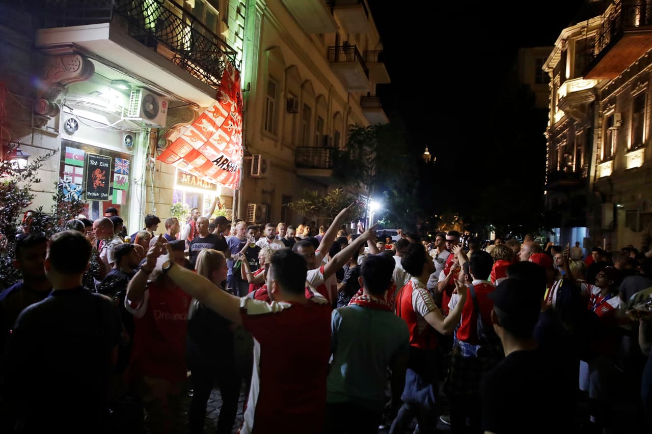 Para mitigar los enormes costos del viaje, los McGregor se tomaron una semana, volaron a través de Dubai y convirtieron la Final de la Europa League en unas vacaciones familiares. “La gente es muy amigable. La comida es fantástica”, dijo Ian McGregor. “Realmente no se puede pedir más”.