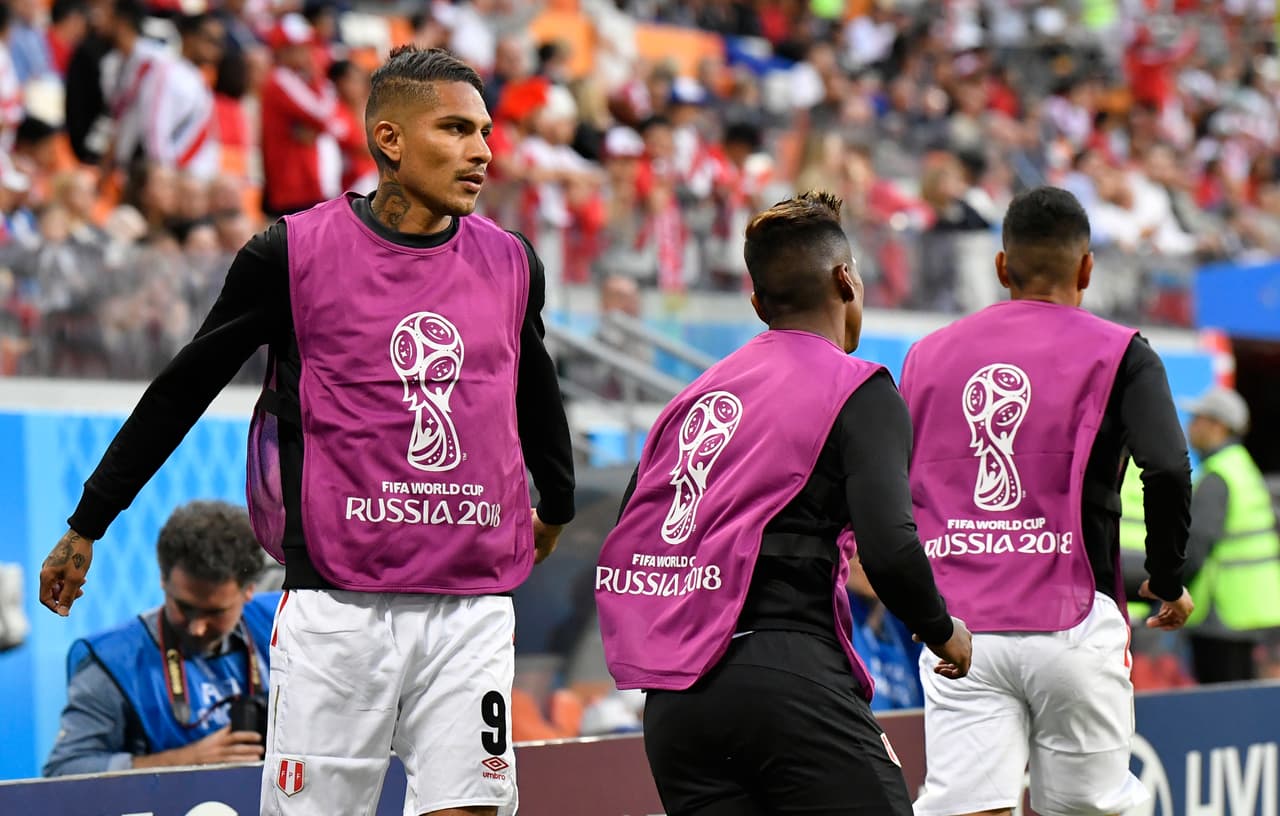 El goleador empezó a calentar con mayor intensidad al entender que su opción de debutar ante la falta de definición de Perú era muy grande.