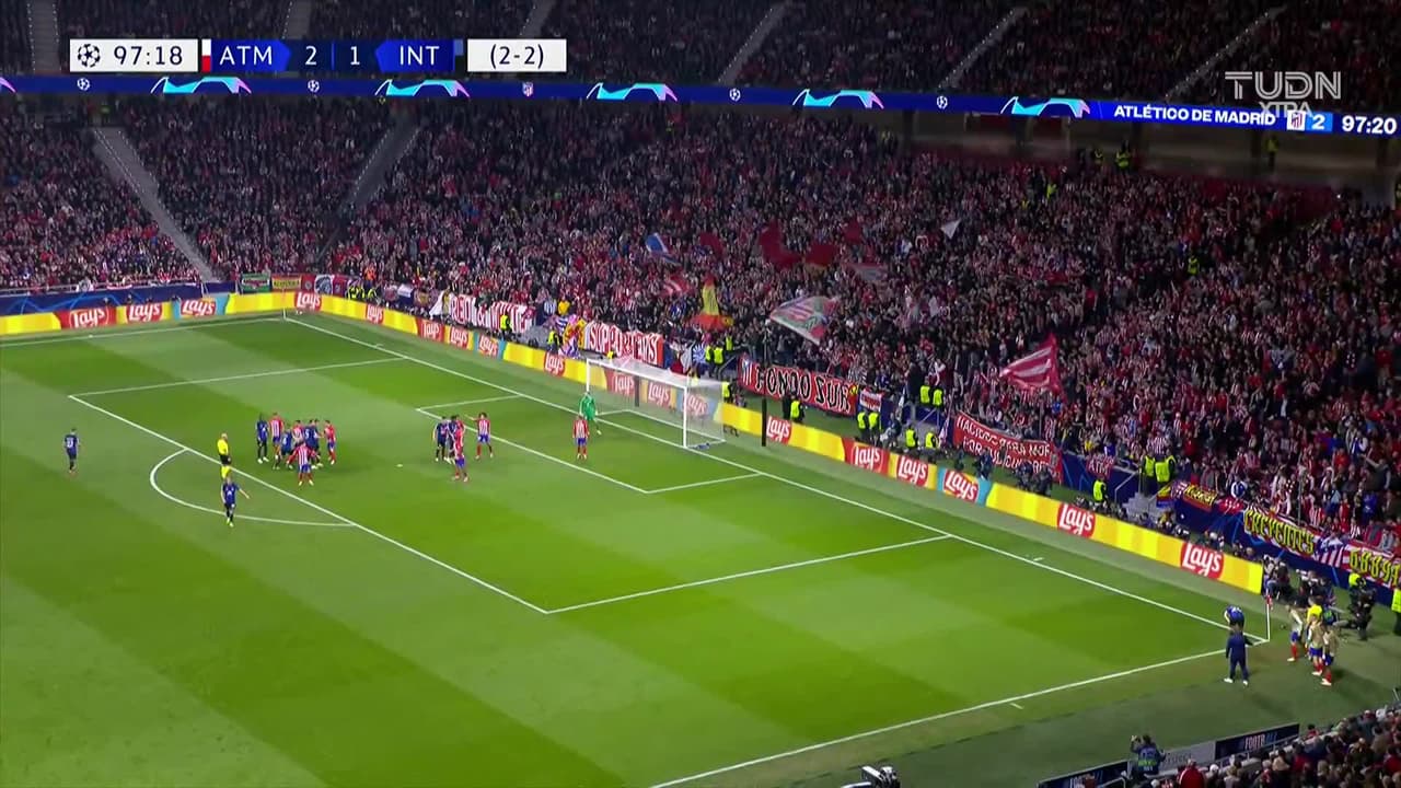 ¡CERCA! Lautaro Martínez disparó que se estrella en el poste.