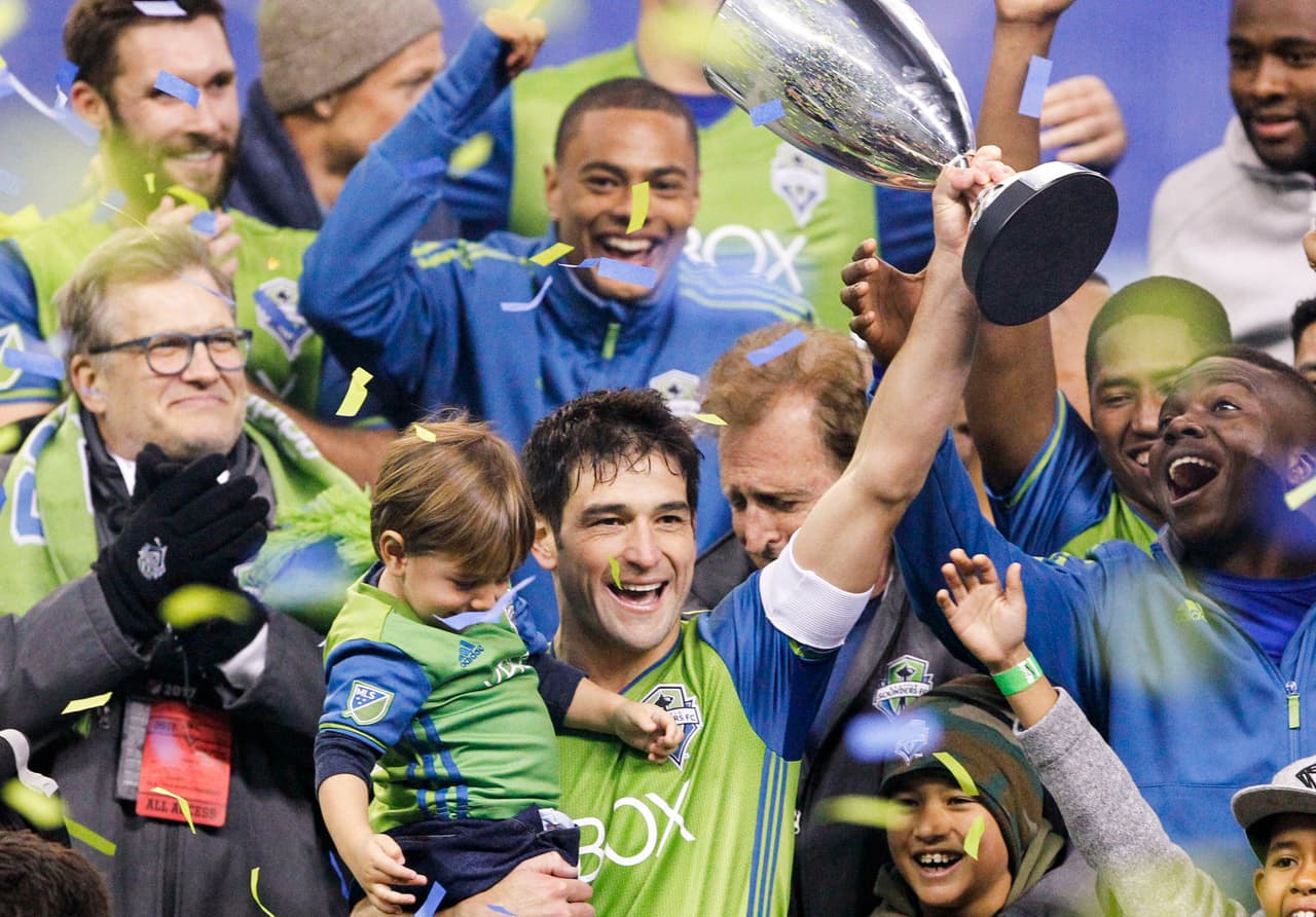 Nicolás Lodeiro celebró con su pequeño hijo la obtención de la Conferencia Oeste.