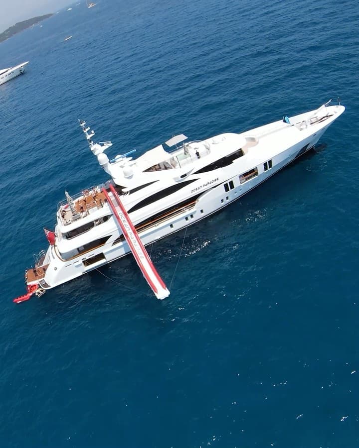 Se rumora que, mientras ellos desayunaban, también J-Lo y Ben Affleck paseaban en un yate.