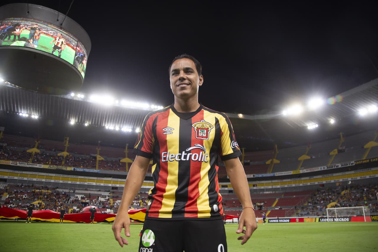 Omar Bravo sale del retiro para jugar con Leones Negros
