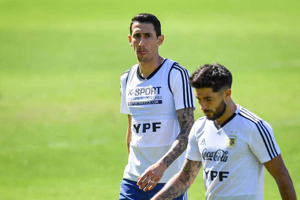 La Selección de Argentina se entrenó de cara a su partido ante Paraguay, a la que se enfrentará este miércoles en el Estadio Mineirao con la imperiosa necesidad de resarcirse tras un atroz debut en la Copa América ante Colombia que resultó en derrota por 2-0. Las expresiones de Lionel Messi y compañia reflejaron el sentir, el ánimo en el vestidor de la albiceleste. Las gesticulaciones durante la conferencia de prensa de Lionel Scaloni, entrenador argentino, reafirmaban el momento tenso que vive su equipo. ¿Podrán mejorar su ánimo?