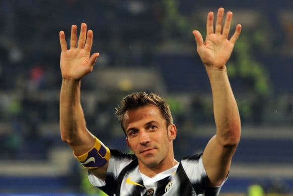 El otro italiano es Alessandro Del Piero, un ídolo histórico de la Juventus y que podría volver pronto a la Serie A sólo que con uno de los rivales del club, hablamos del Milán y el Inter quienes estarían interesados en el delantero.