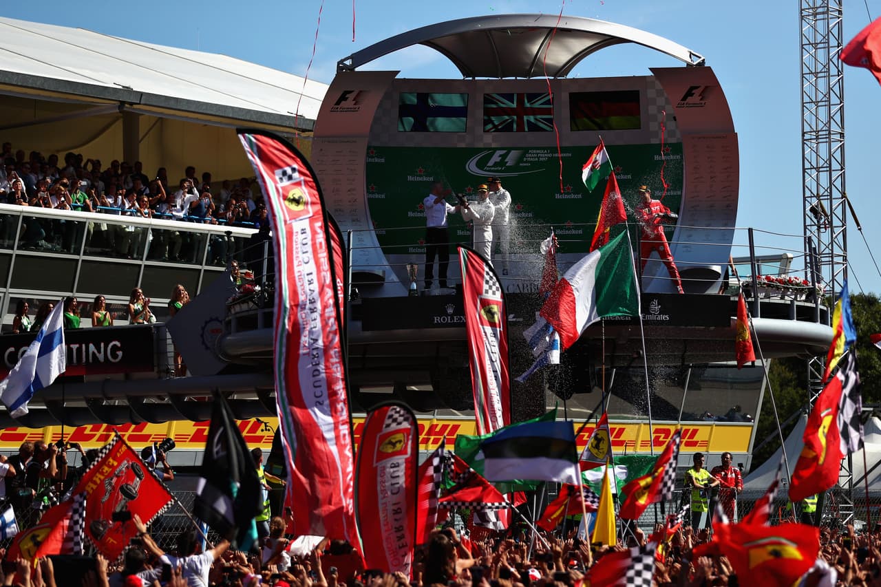 Con esta victoria, la escudería Mercedes se convierte en el primer equipo en lograr cuatro victorias en fila en el Gran Premio de Italia.