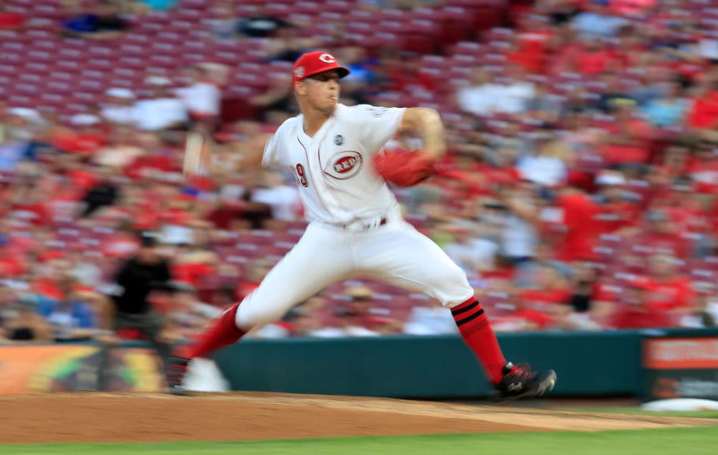 Lucas Sims (1-0) fue llamado desde las sucursales previo al encuentro y ponchó a nueve, la cifra máxima de su carrera, en siete episodios y un tercio de labor monticular.