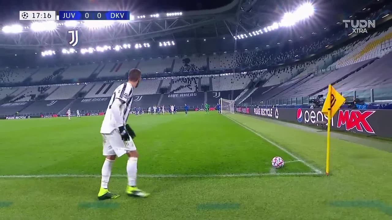 ¡TIRO ATAJADO! disparo por Álvaro Morata.