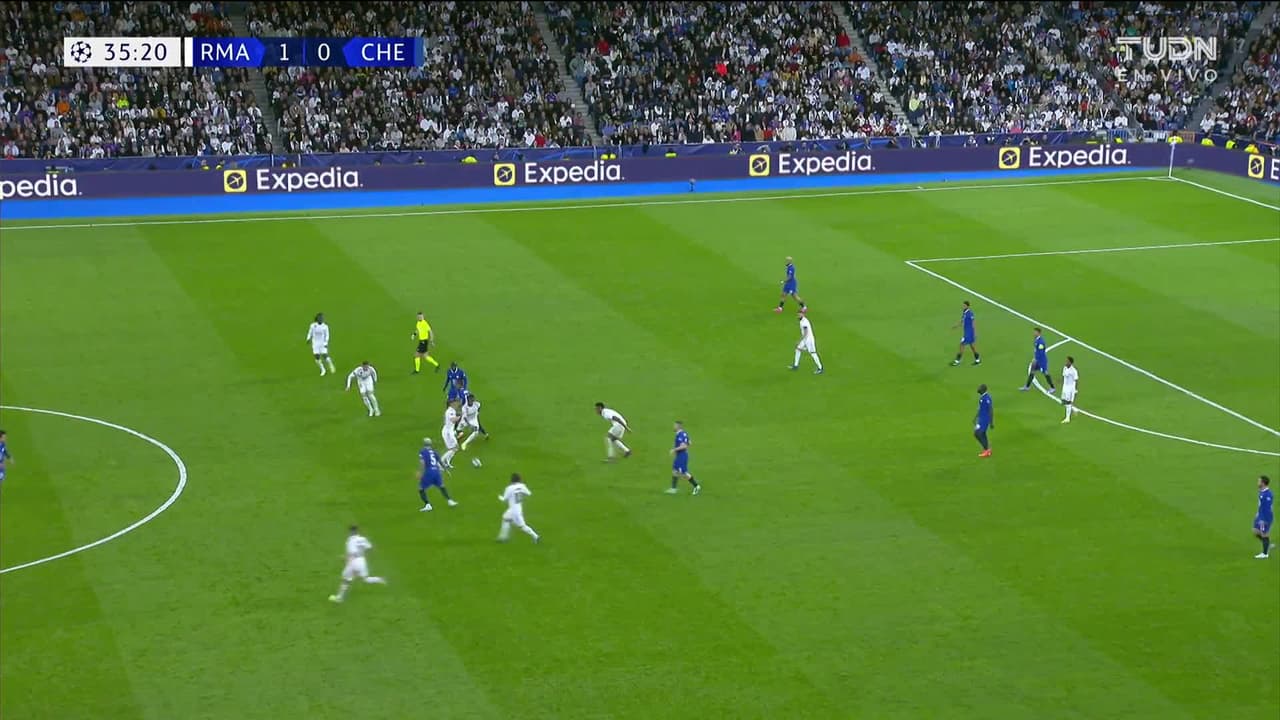 ¡TIRO ATAJADO! disparo por Karim Benzema.