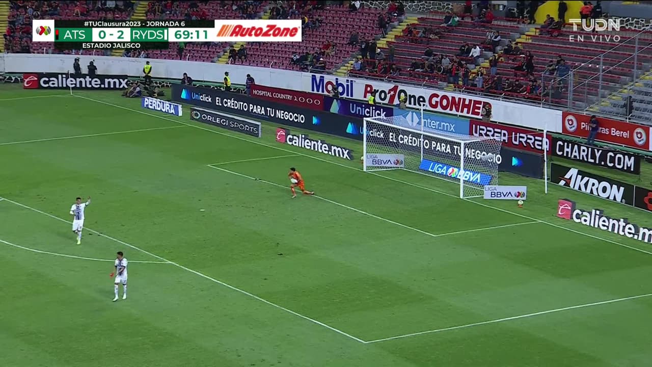 ¡TIRO ATAJADO! disparo por Brian Lozano.