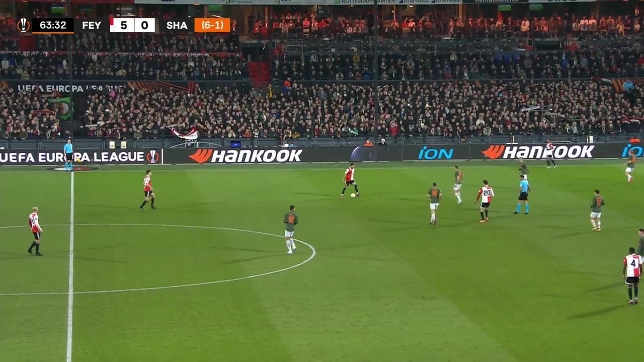 ¡GOL!  anota para Feyenoord. Alireza Jahanbakhsh