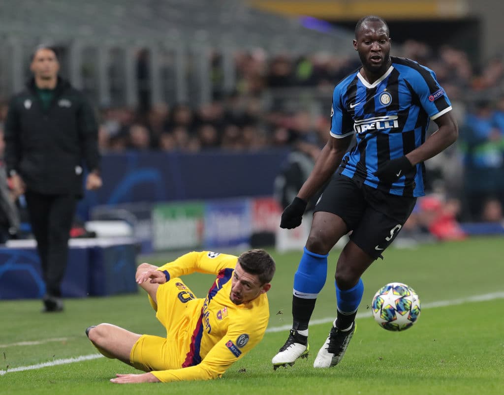 Romelu Lukaku le rompe la cintura a Lenglet, que pasa de largo y observa cómo se va el atacante belga.