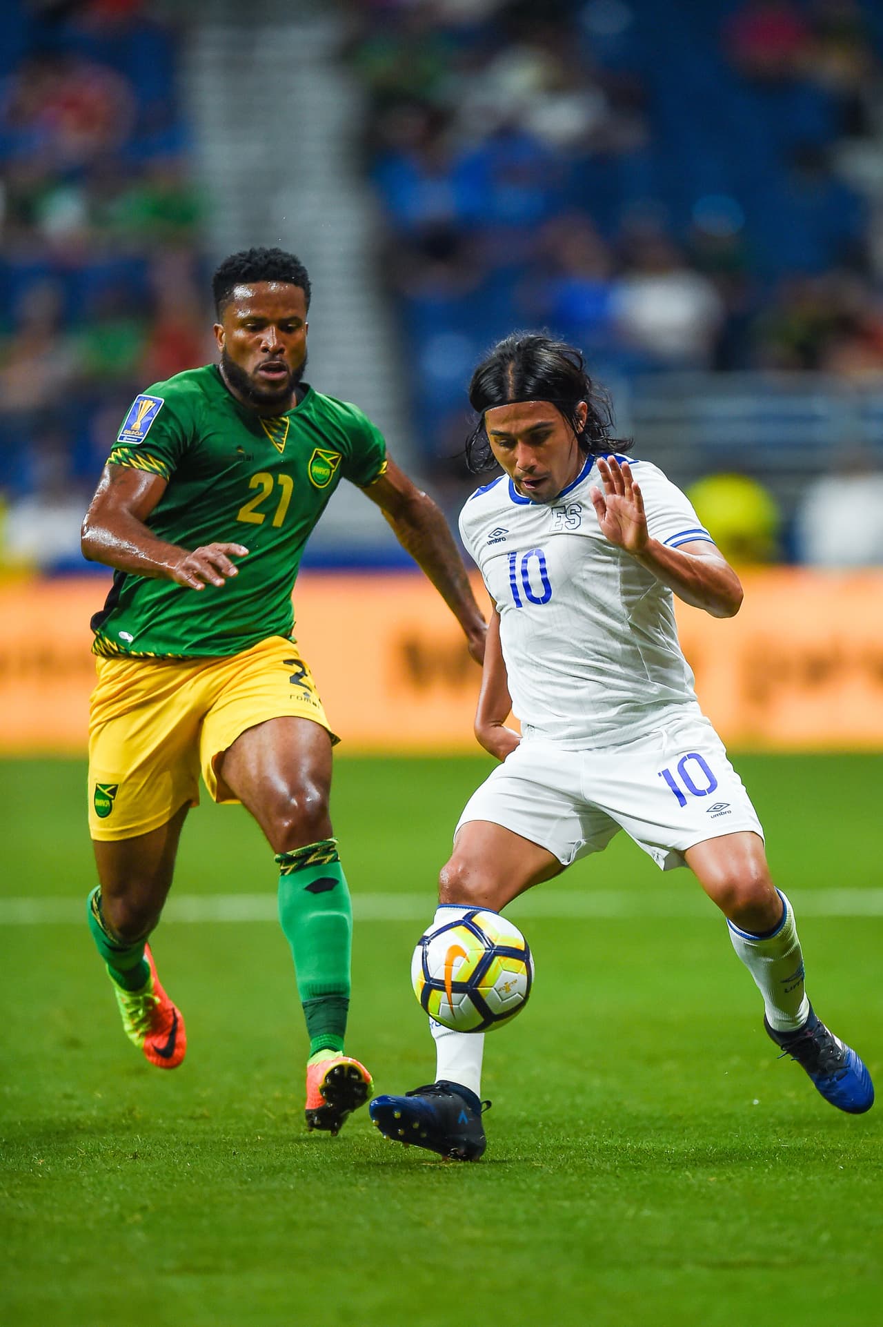 Jermaine Taylor marcó muy de cerca al volante centroamericano Gerson Mayén.