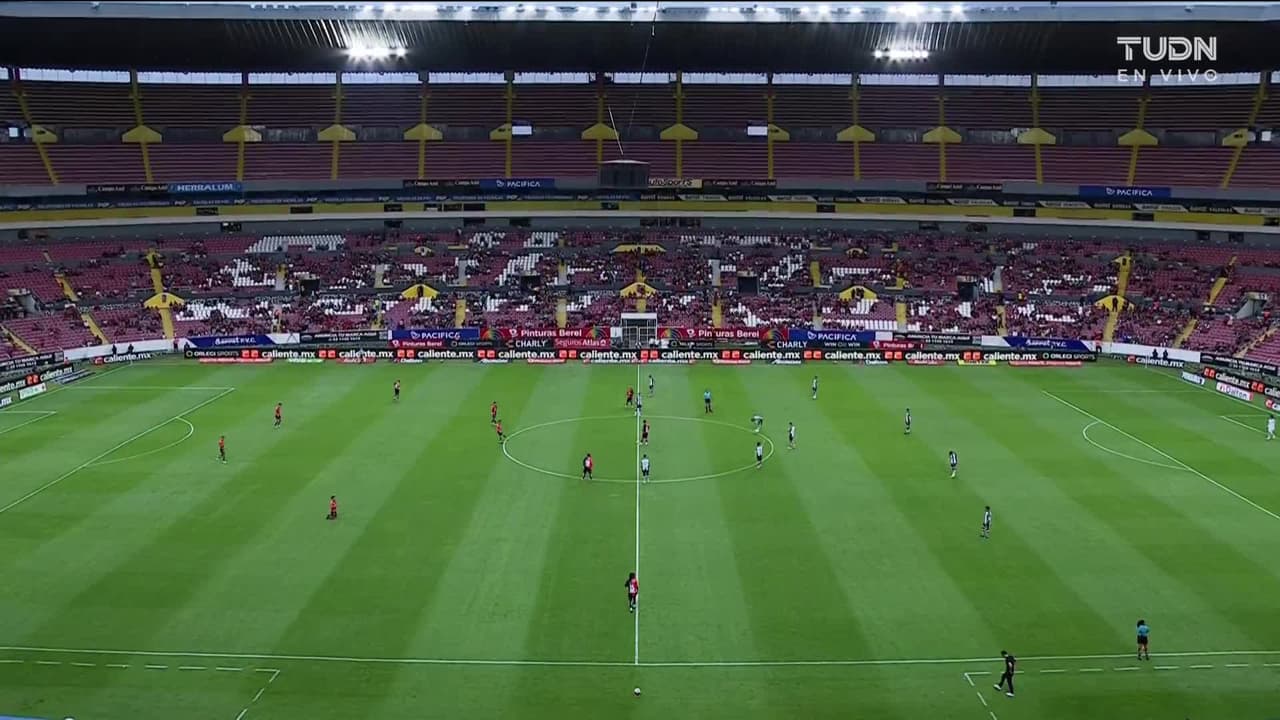 Arranca el partido y la pelota está en juego.