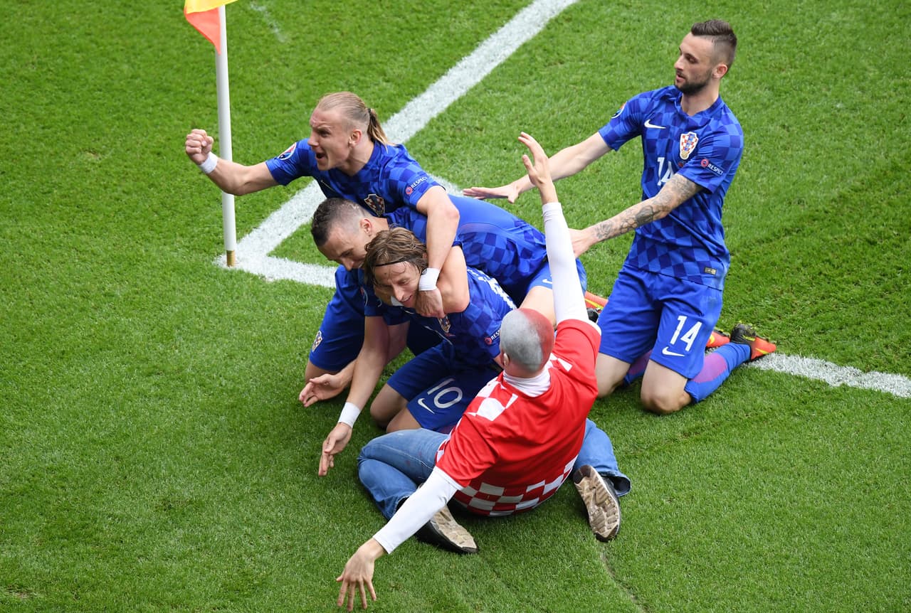 El detalle curioso del partido fue el festejo del gol, pues un aficionado se metió al terreno de juego para celebrar con los jugadores.
