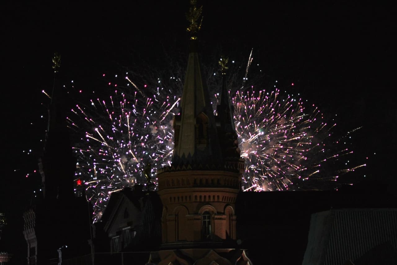 En los dos días previos al arranque de la Copa del Mundo hubo fuegos pirotécnicos en la Plaza Roja. Aquí aparecen detrás de las torres del Museo Estatal de Historia, en la cara norte del primer cuadro moscovita.