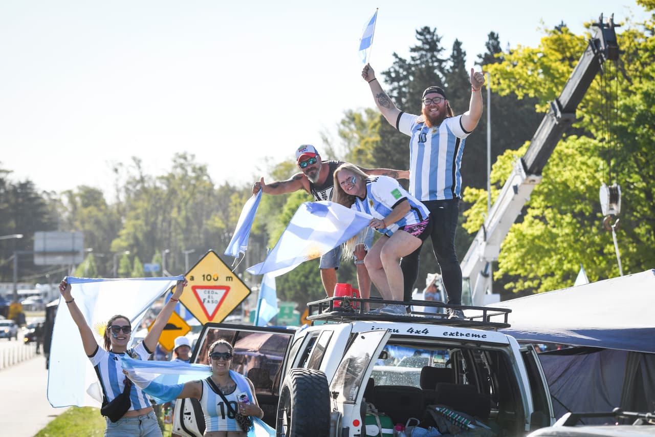 Festejos de la selección argentina en Buenos Aires tras ganar el Mundial Qatar 2022.