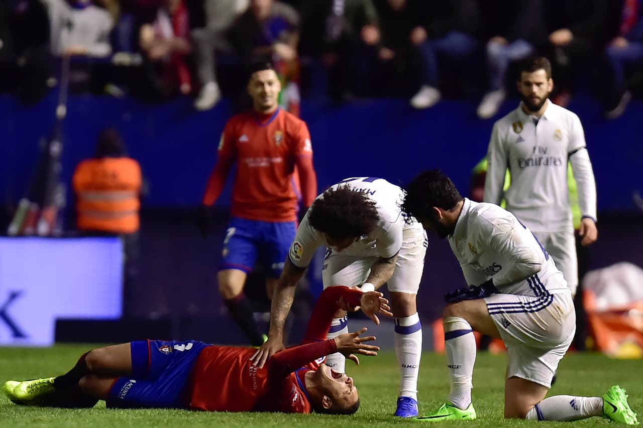 Tano, jugador de Osasuna, se fracturó tibia y peroné al chocar con Isco de manera fortuita en un partido de su equipo contra Real Madrid en la Liga de España.