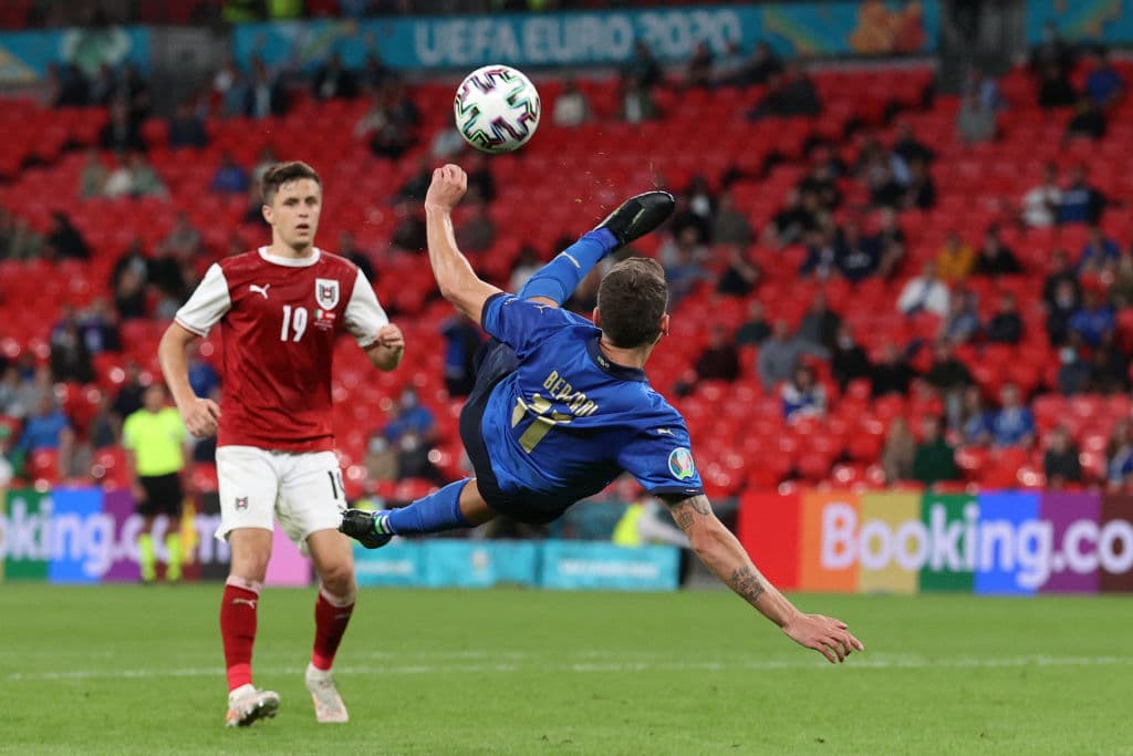 Federico Chiesa y Matteo Pessina marcan en los tiepos extras y le dan el triunfi 2-1 a Italia tras un apretado duelo frente a Austria. Los italianos esperan al ganador entre Bélgica y Portugal.