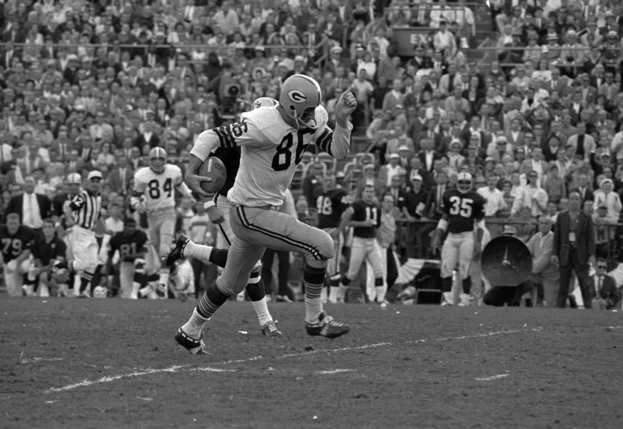 Super Bowl II (Green Bay Packers 33-14 Oakland Raiders) | El Orange Bowl fue sede del evento. MVP: Bart Starr (QB Green Bay). Se estima que 39 millones de personas lo miraron por televisión.