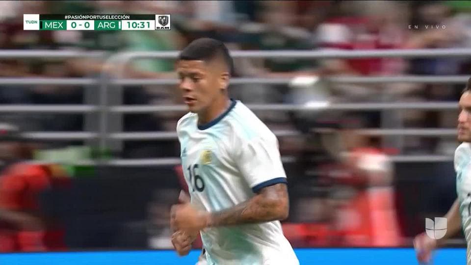 Tiro desviado de Marcos Rojo