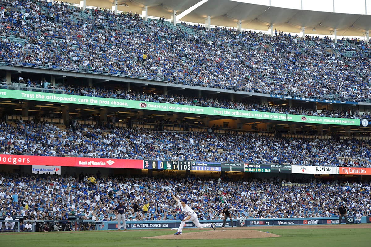 Con casa llena y la obligación de ganar ante la desventaja de 2-0 contra los Red Sox en la Serie Mundial, así fue el primer lanzamiento de Walker Buehler con los Dodgers a las 8:09 ET.