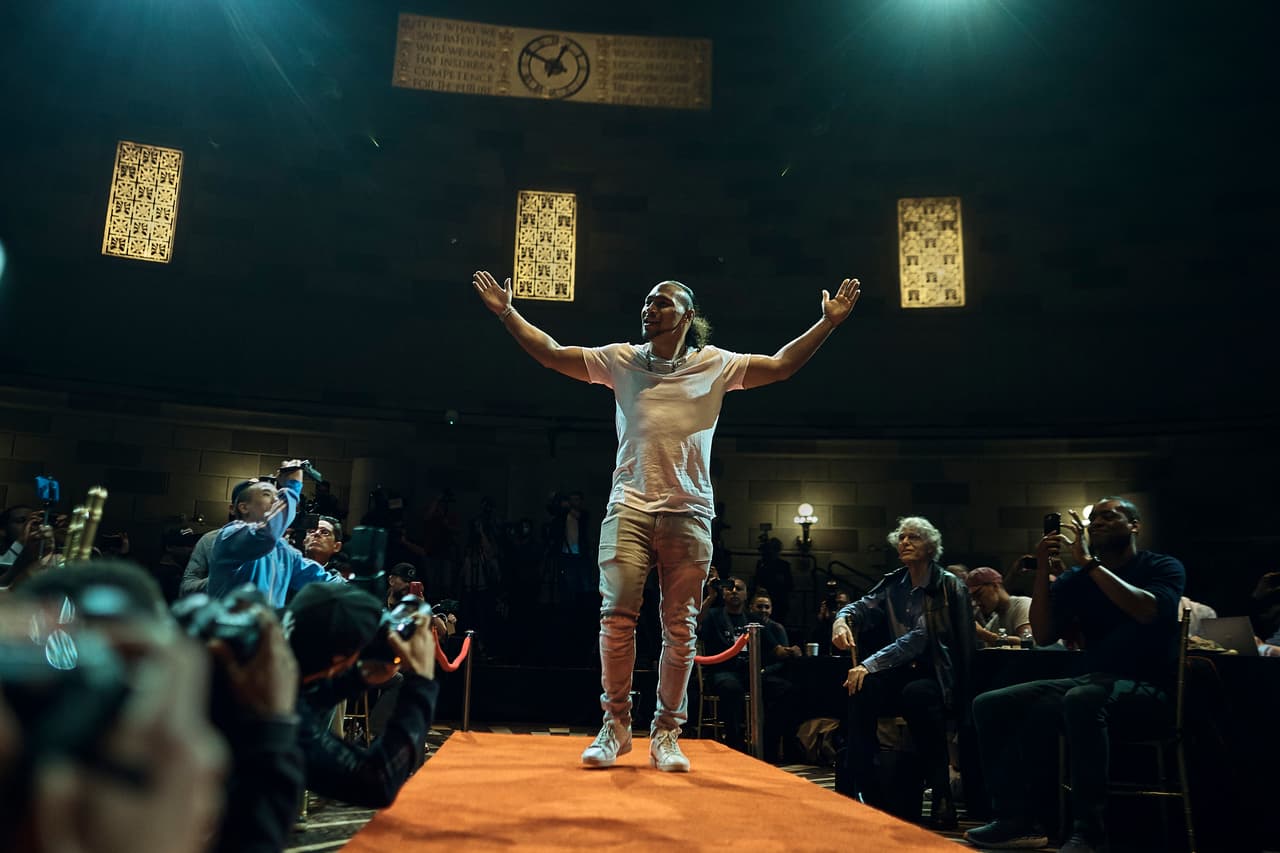 En tanto que el invicto al peleador estadounidense de 30 años de edad buscará mantener ese cero en el casillero de las derrotas ante un resurgente Pacquiao.