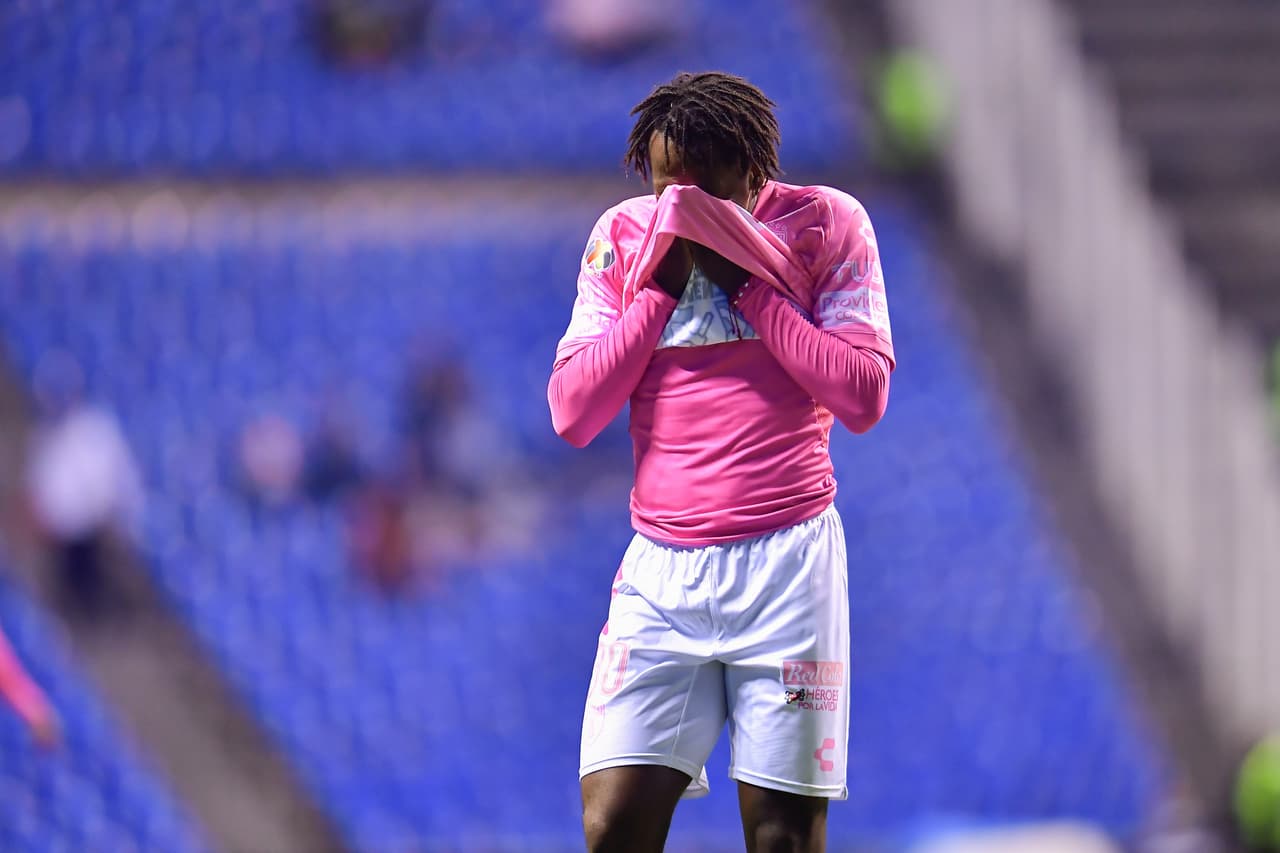 Al 57', Romario Ibarra remataba de larga distancia para estremecer el arco de Silva y el rebote daría pauta a la remontada del Pachuca.