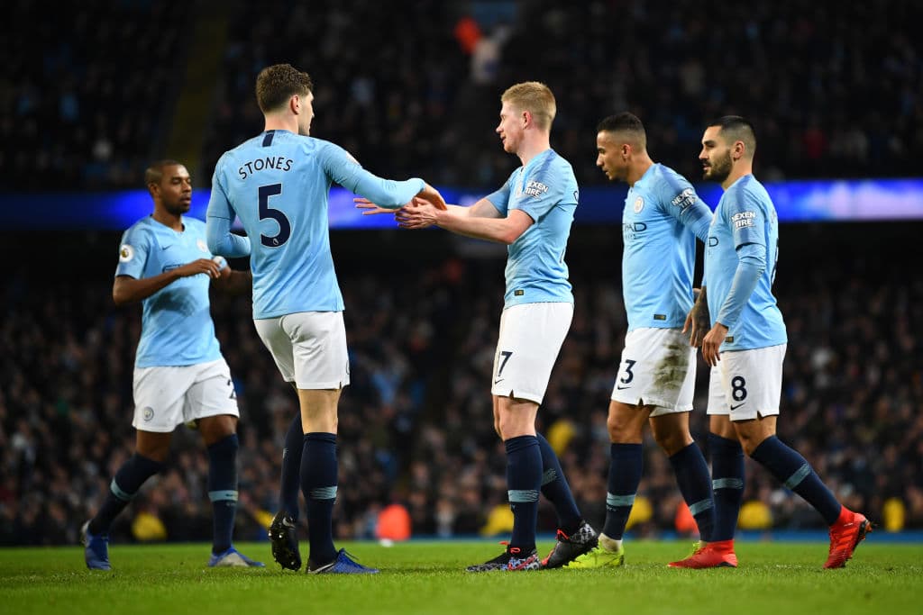 Manchester City está decidido a dar alcance al Liverpool luego de pasarle por encima 3-0 a los Wolverhampton Wanderers en partido que cierra la semana en la Liga Premier.
