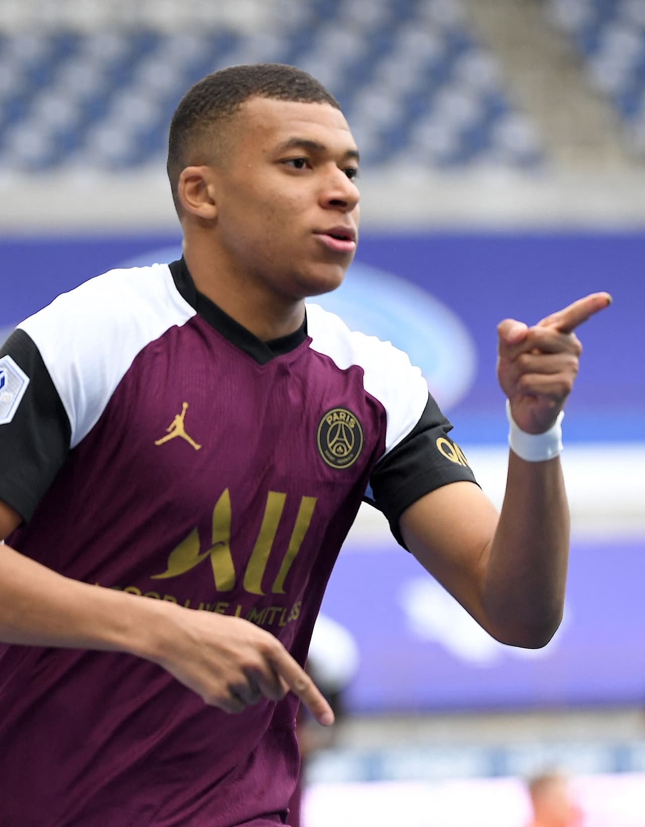 El PSG goleó al Strasbourg, pero tiene tres puntos menos que el líder de Francia, el Lille.