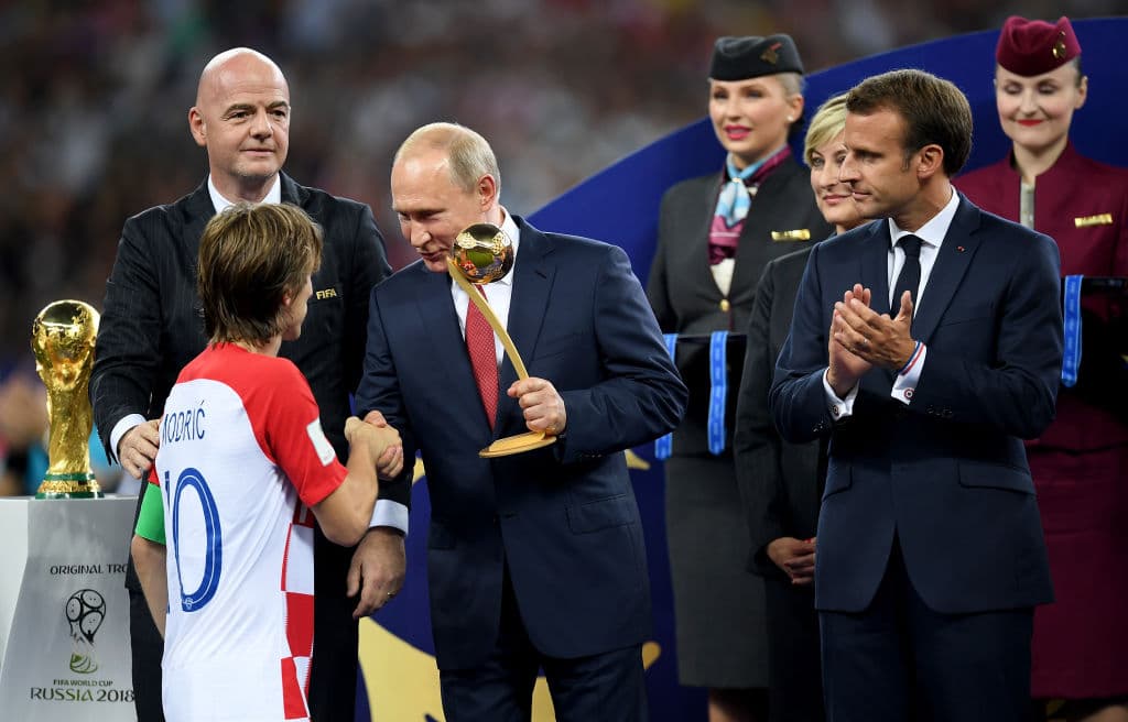 El Presidente de Rusia, Vladimir Putin, entrega el premio Balón de Oro al Mejor Jugador del Mundial al capitán de Croacia, el mediocampista Luka Modric.