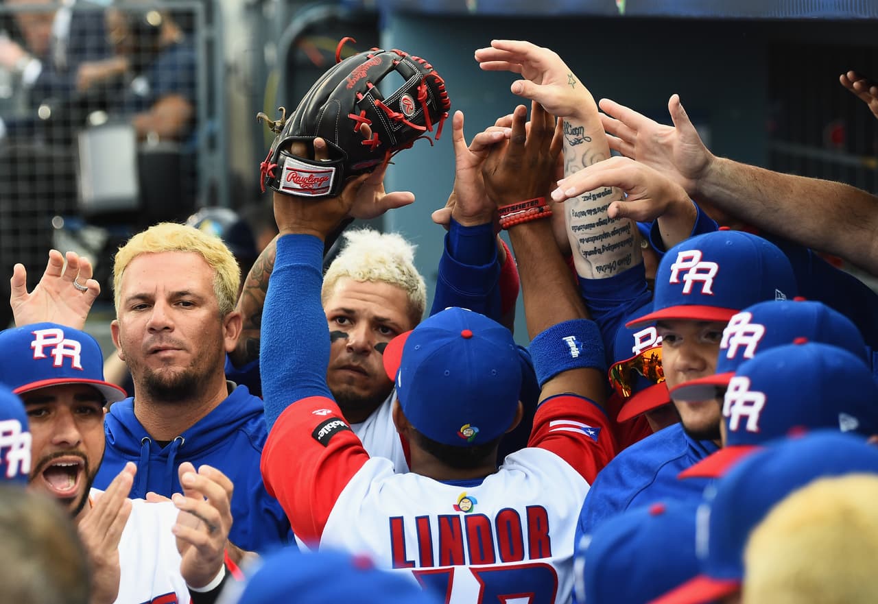 Respeto ante todo. Los jugadores se saludan antes de comenzar el encuentro.