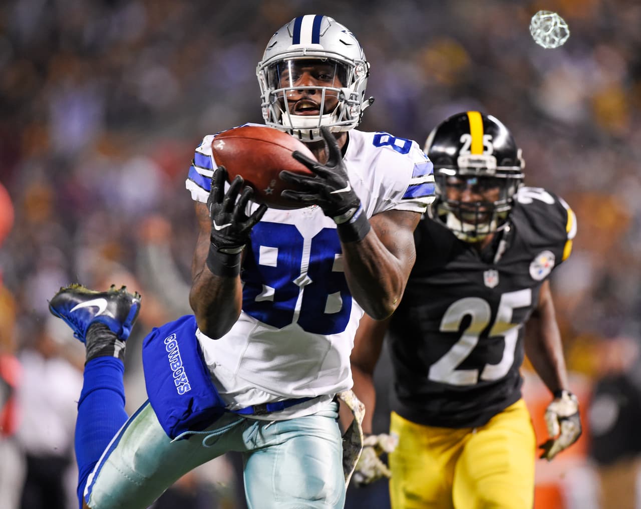 <b>Dez Bryant – WR, Dallas Cowboys</b>
<br>El receptor elite de los Vaqueros de Dallas tuvo una actuación destacada en la formidable victoria de su equipo en Pittsburgh pero lo más increíble es que Bryant jugó el partido un día después de perder a su padre, que falleció la noche anterior. Dez atrapó seis pases para 116 yardas y consiguió un touchdown espectacular de 50 yardas que metió a los Cowboys en la pelea. Pese a que no ha podido explotar su potencial por un problema en la rodilla, el ‘88’ empieza a dar muestras de recuperar el nivel de superestrella que goza y teniendo a Prescott y Elliott en la ofensiva, Dallas es claro contendiente y hoy en día el mejor equipo de la NFL con marca de 8-1.