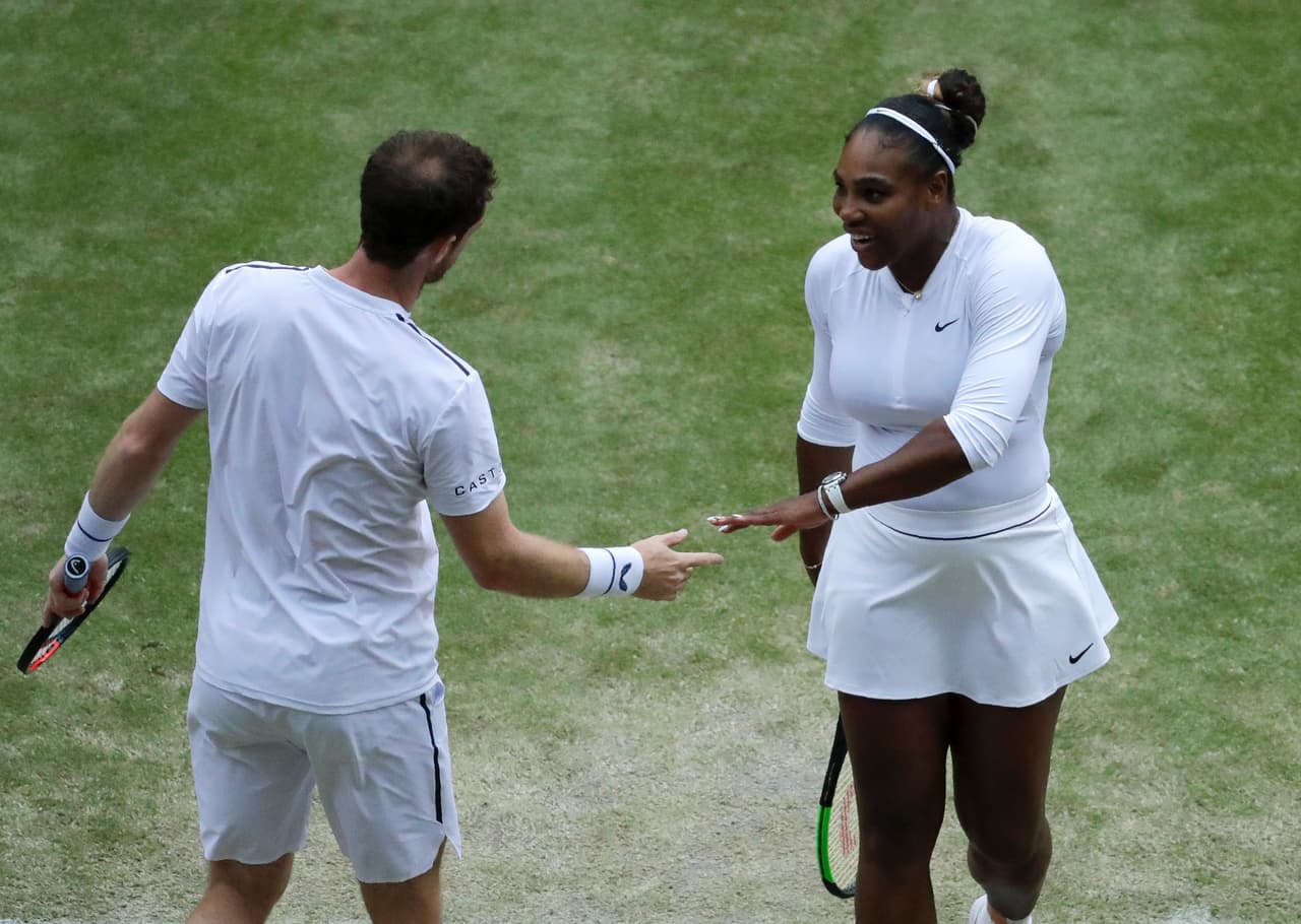 Emplazados en la pista central de Wimbledon, Serena y Murray tuvieron que emplearse a fondo en el primer set y ganaron el segundo con más facilidad.
