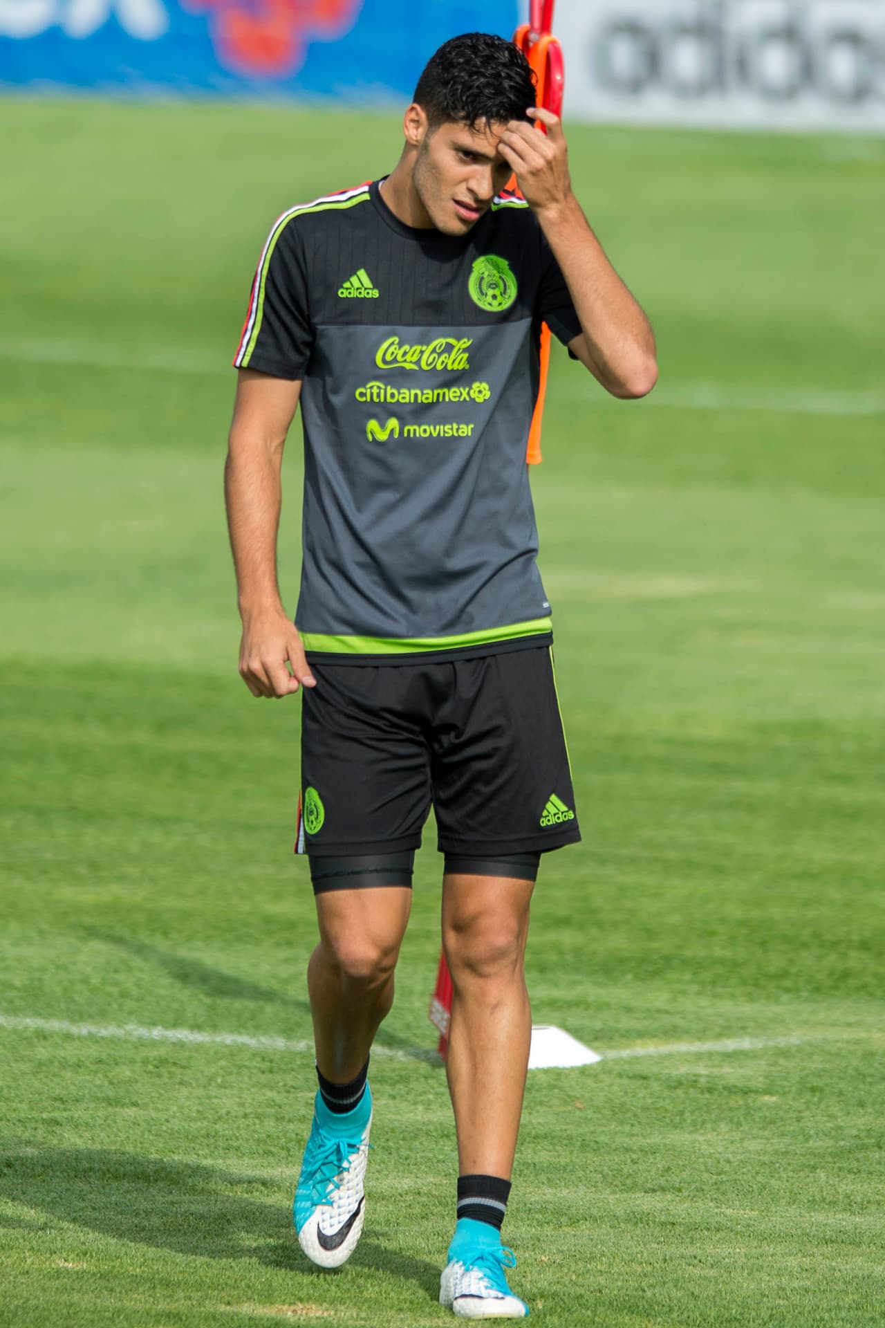 Raúl Jiménez, delantero del Benfica, fue de los primeros en llegar a la concentración en medio de los rumores sobre su posible salida al Everton de la Premier League.