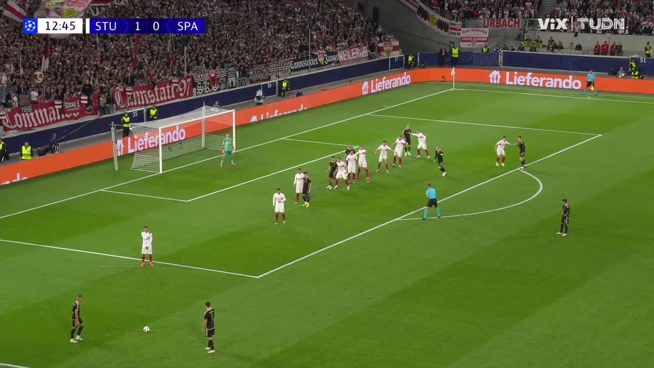 ¡Poste! Martin Vitík remata de cabeza y se estrella contra el poste