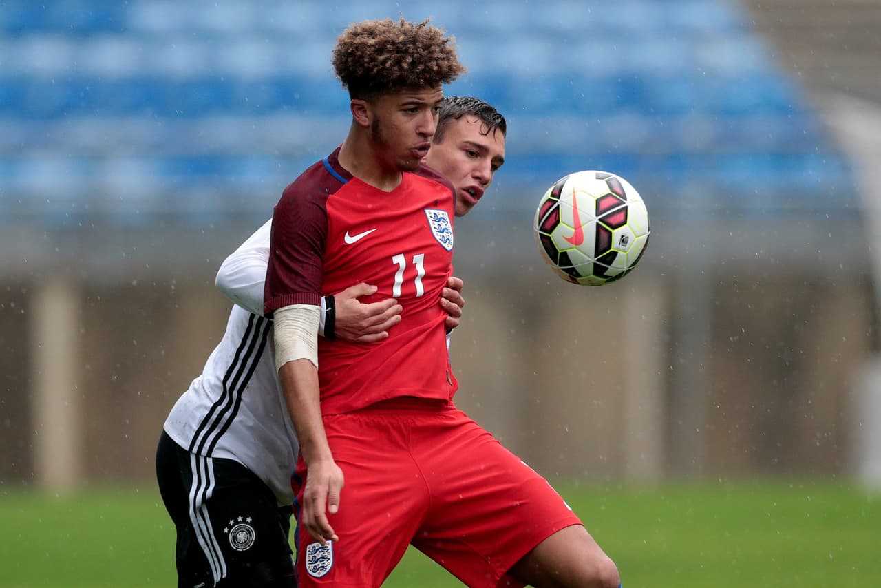 Es muy veloz y tiene buen poder goleador, por lo que se desenvuelve mejor jugando como extremo, de acuerdo a lo que informó Aritz.