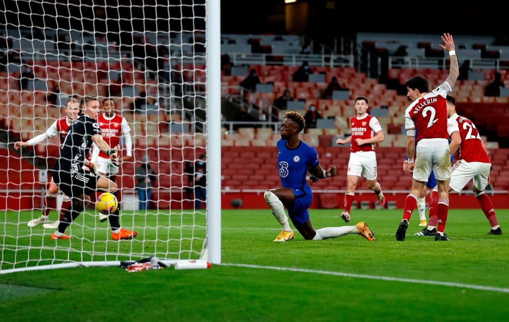 Lacazette (34’) abrió el marcador cobrando una pena máxima y Xhaka (44’) creció la diferencia antes del descanso. Saka (56’) hizo el tercero para sellar el triunfo y así cortar con una racha de cuatro partidos, en todas las competiciones, sin conocer la victoria. Abraham (85’) descontó hacia el final del juego.